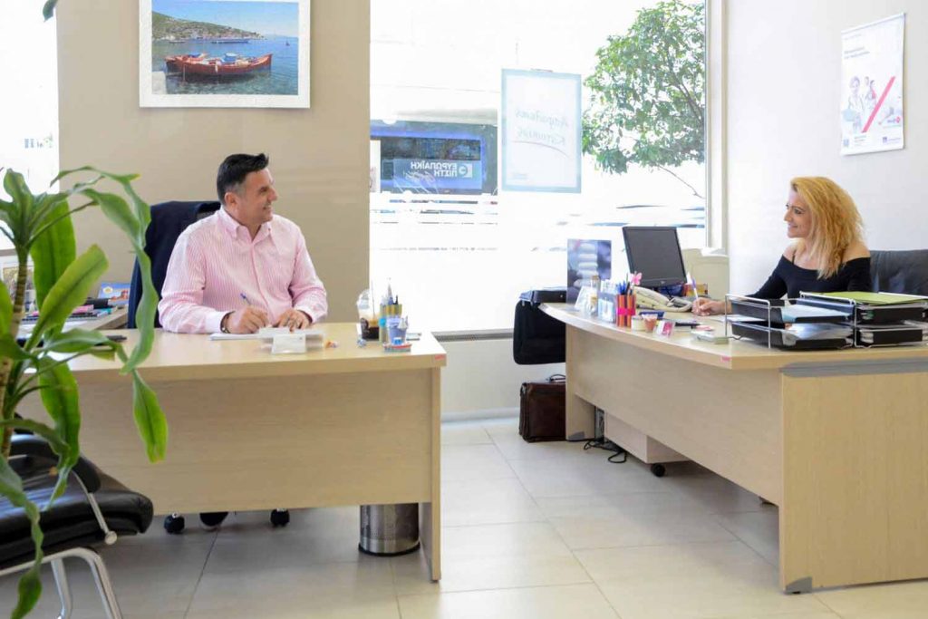 Ασφαλιστικοί Σύμβουλοι στο γραφείο τους στην Αθήνα